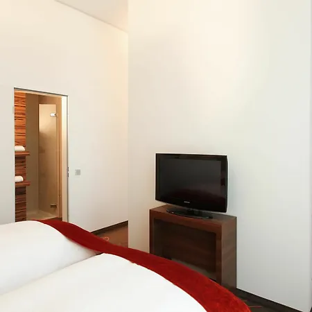 H4 Hotel 4*